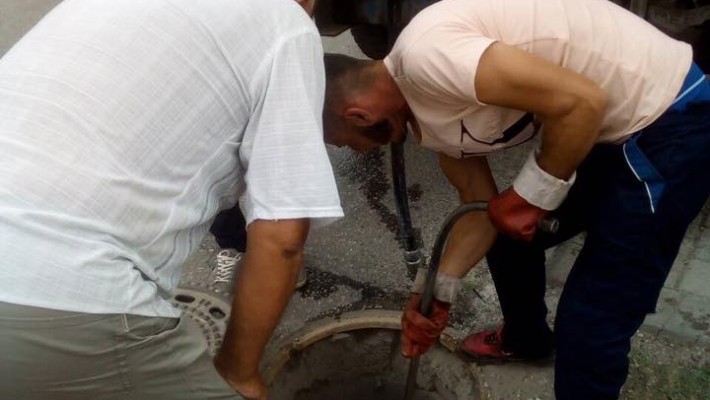 Pastrimin e kanalizimeve në Saraj